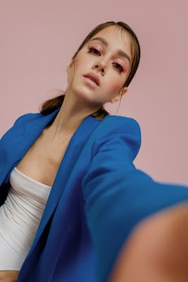 Julie, 25